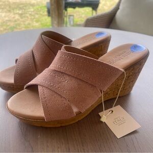 Elegant Italian Wedge Sandals - Pink Suede